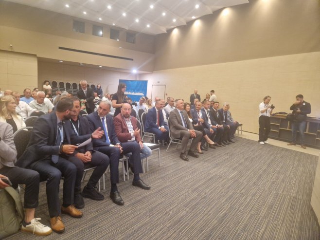 Савјетовање ветеринара у Теслићу Савјетовање ветеринара у Теслићу - Фото: РТРС