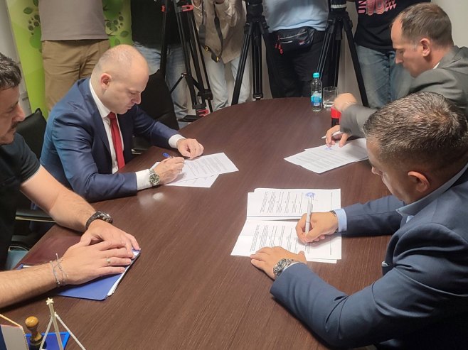 Представници Фонда потписали уговоре са три локалне заједнице Српске Представници Фонда потписали уговоре са три локалне заједнице Српске - Фото: СРНА