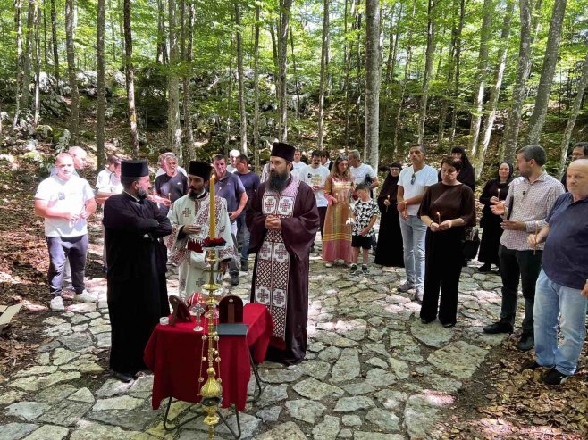 Служен помен код Шаранове јаме Служен помен код Шаранове јаме - Фото: СРНА