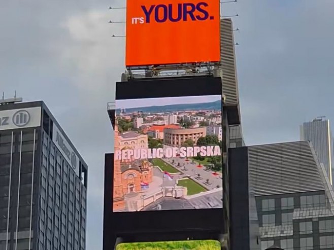 Српска на Тајмс Скверу у Њујорку (фото: https://x.com/malagurski/screenshot) Српска на Тајмс Скверу у Њујорку (фото: https://x.com/malagurski/screenshot) -