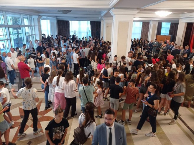 У Влади Српске пријем за дјецу са КиМ, присуствују Каран и Минић У Влади Српске пријем за дјецу са КиМ, присуствују Каран и Минић