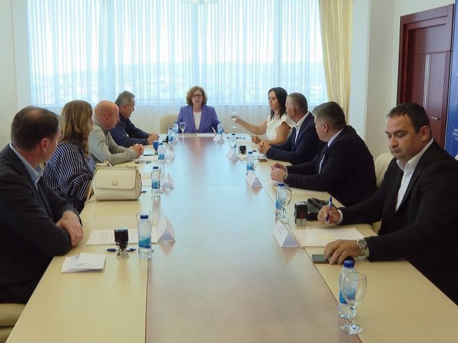 Састанак, Јујић и начелници неразвијених општина Састанак, Јујић и начелници неразвијених општина - Фото: РТРС