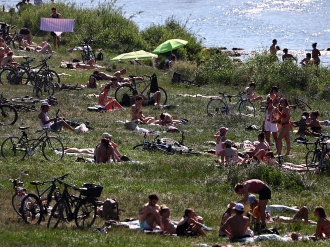 Врућине у Њемачкој (Фото: EPA/ANNA SZILAGYI) Врућине у Њемачкој (Фото: EPA/ANNA SZILAGYI) -
