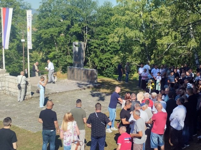 Помен за 99 погинулих бораца ВРС, спомен-обиљежје у Касиндолу Помен за 99 погинулих бораца ВРС, спомен-обиљежје у Касиндолу - Фото: РТРС