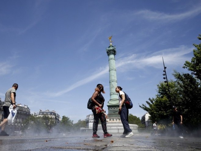 Врућине у Паризу, Француска (фото: EPA/YOAN VALAT) Врућине у Паризу, Француска (фото: EPA/YOAN VALAT) -