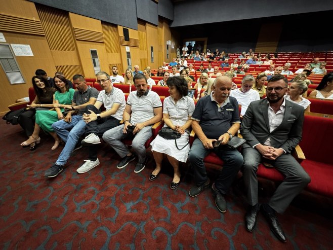 Документарни филм "Дјеца Брадине" приказан у Бијељини: Српска страдања обавезују на памћење Документарни филм "Дјеца Брадине" приказан у Бијељини: Српска страдања обавезују на памћење