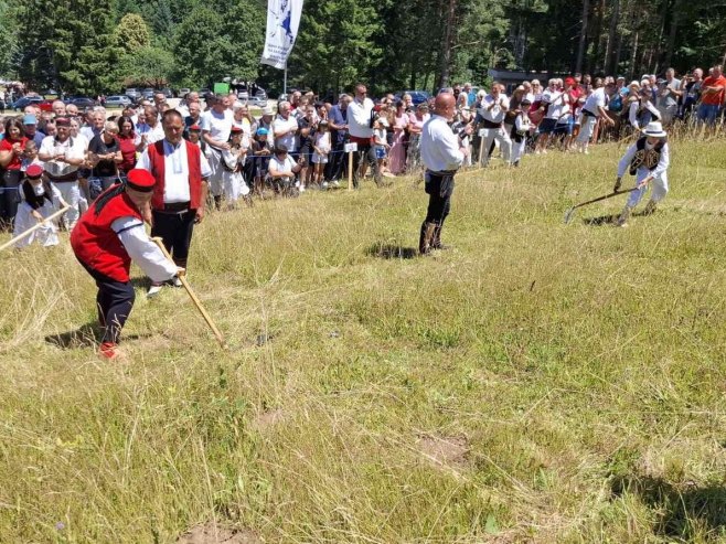 На Балкани код Мркоњић Града одржана је манифестација "Дани косидбе-Меморијал Лазар Лакета" (ФОТО) На Балкани код Мркоњић Града одржана је манифестација "Дани косидбе-Меморијал Лазар Лакета" (ФОТО)