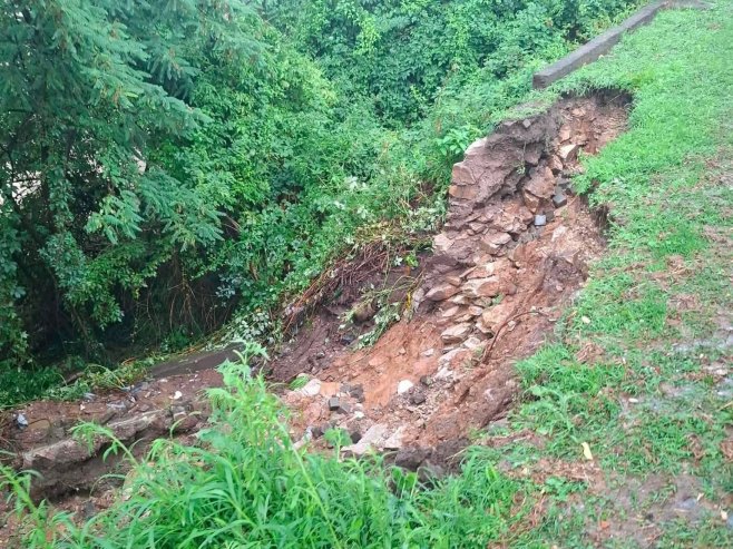 Зворник, клизиште (фото: facebook.com/objektivno.iz.zvornika) Зворник, клизиште (фото: facebook.com/objektivno.iz.zvornika) -