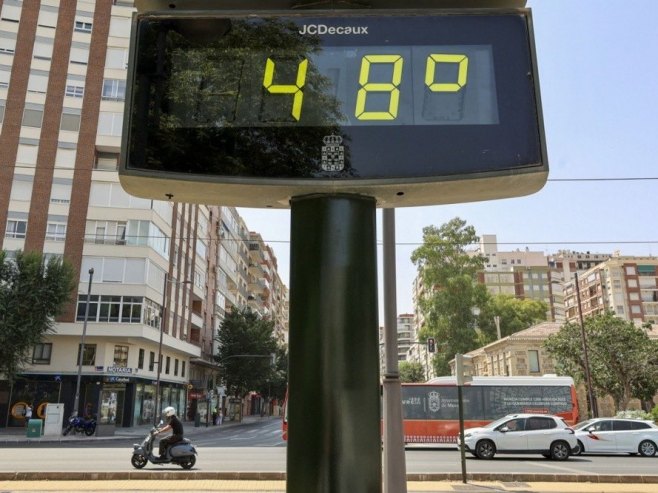 Топлотни талас (фото: EPA/JUAN CARLOS CAVAL - илустрација) Топлотни талас (фото: EPA/JUAN CARLOS CAVAL - илустрација) -
