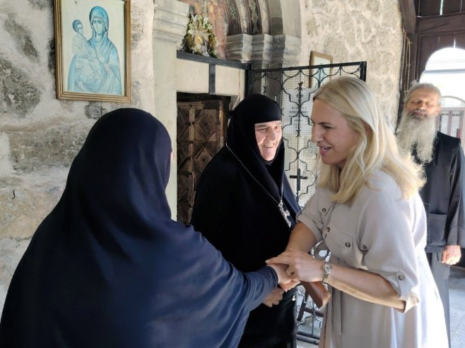 Жељка Цвијановић у манастиру Ловница код Шековића Жељка Цвијановић у манастиру Ловница код Шековића - Фото: СРНА