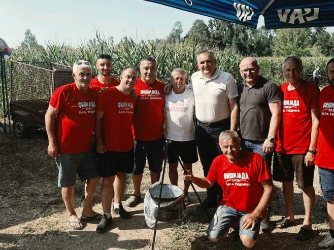 Минић присуствовао "Фишијади" у барском компексу Тишина код Шамца Минић присуствовао "Фишијади" у барском компексу Тишина код Шамца - Фото: Уступљена фотографија
