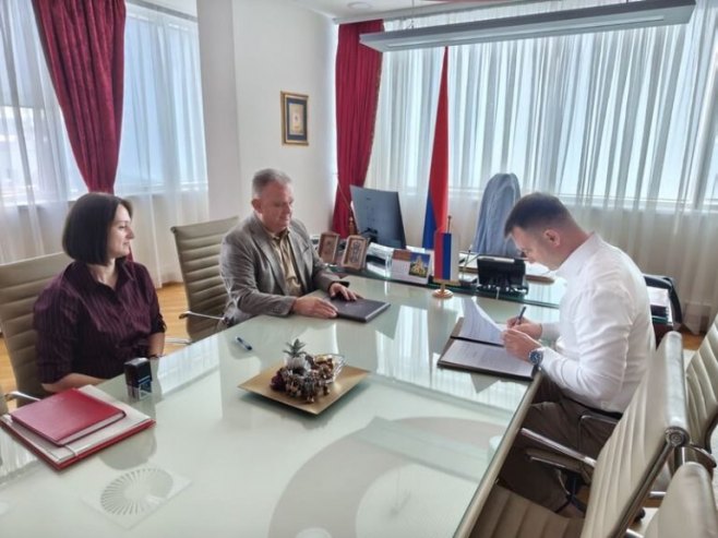 Потписивање уговора (фото: rtv-gradiska.com) Потписивање уговора (фото: rtv-gradiska.com) -