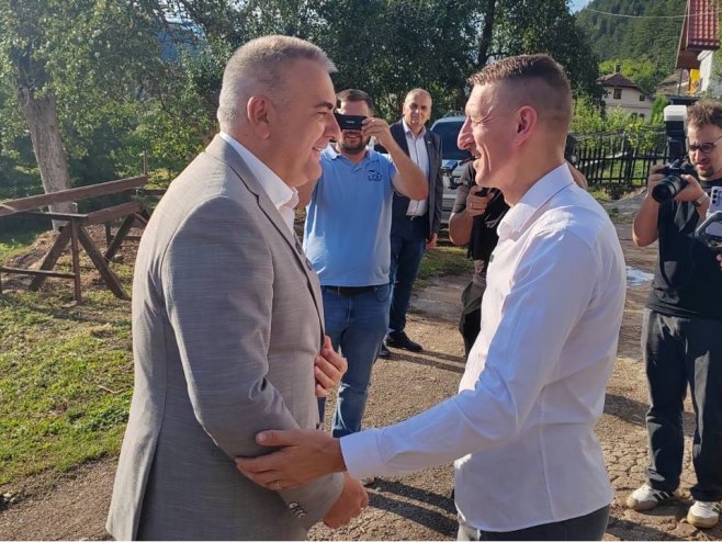 Минић у посјети породици Минић у посјети породици - Фото: РТРС