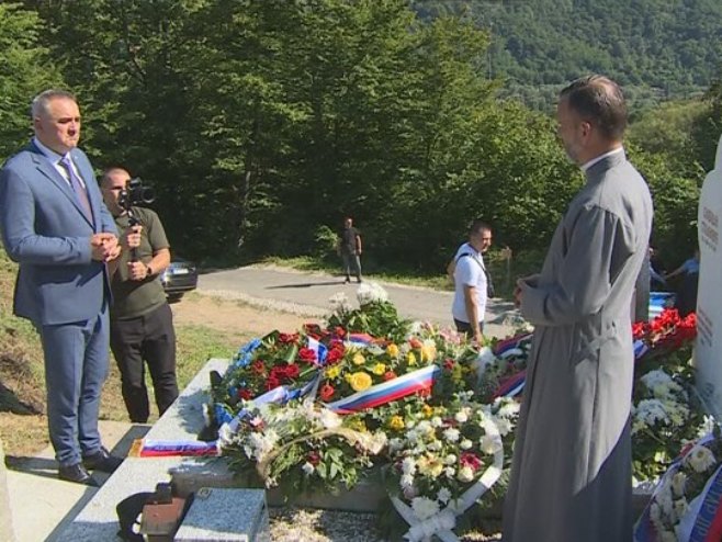 Минић положио вијенац на гроб Слободана Стојановића Минић положио вијенац на гроб Слободана Стојановића - Фото: РТРС