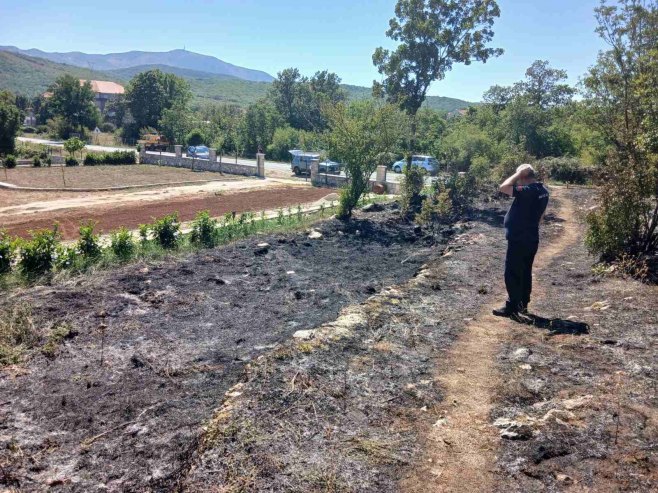 Пожар на подручју Mоска у близини Требиња; Апел грађанима да буду одговорни (ФОТО) Пожар на подручју Mоска у близини Требиња; Апел грађанима да буду одговорни (ФОТО)