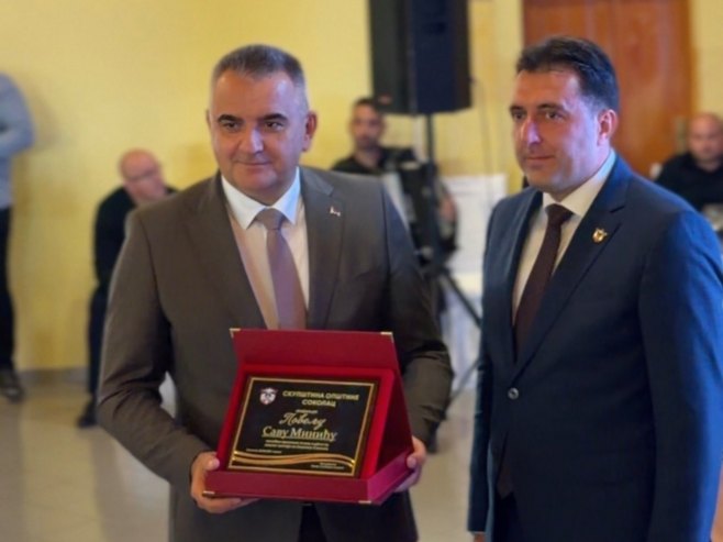Минићу уручена Повеља Минићу уручена Повеља - Фото: РТРС