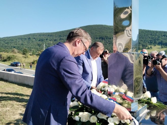 Додик и Вучић одали пошту убијенима на Петровачкој цести Додик и Вучић одали пошту убијенима на Петровачкој цести - Фото: РТРС