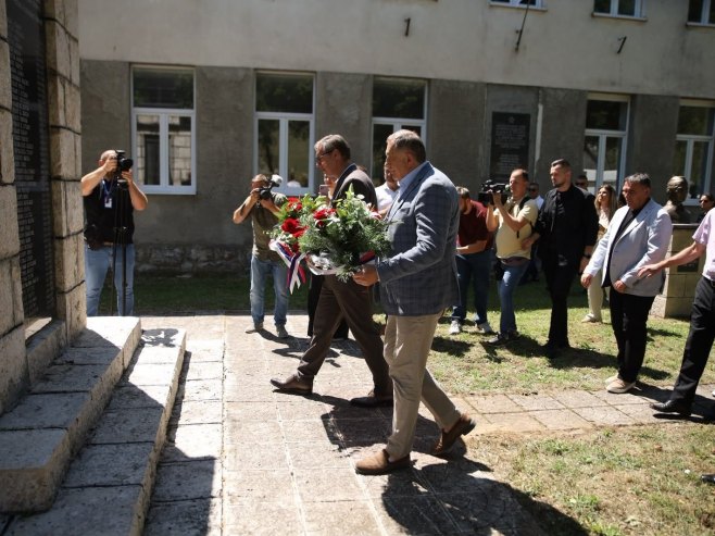 Додик и Вучић положили вијенце код споменика жртвама фашистичког терора (Фото: x.com/MiloradDodik) Додик и Вучић положили вијенце код споменика жртвама фашистичког терора (Фото: x.com/MiloradDodik) -