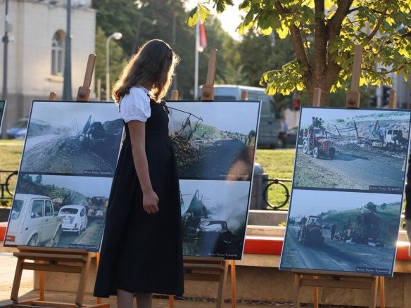 Изложба "Да се не заборави - гранатирање Хрватске војске на избјегличке колоне на Петровачкој цести и Сводни" Изложба "Да се не заборави - гранатирање Хрватске војске на избјегличке колоне на Петровачкој цести и Сводни" - Фото: ZIPAPHOTO/Borislav Zdrinja