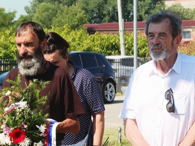 На Пердувовом гробљу у Бањалуци положени вијенци На Пердувовом гробљу у Бањалуци положени вијенци - Фото: РТРС