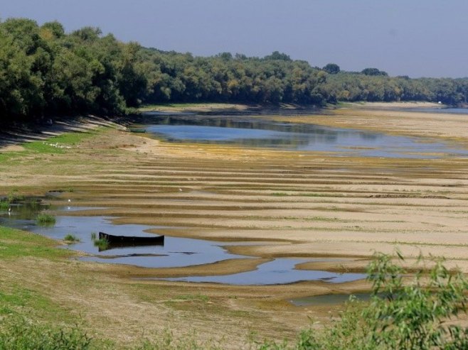 Водостај Дунава (фото: EPA/ROBERT GHEMENT) Водостај Дунава (фото: EPA/ROBERT GHEMENT) -