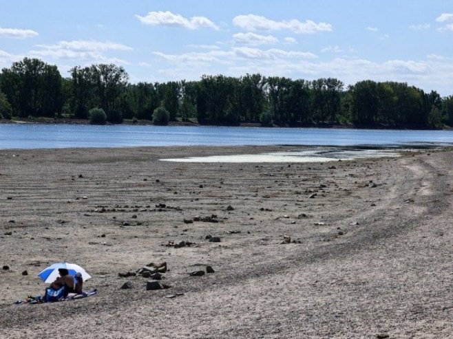 Низак водостај Рајне (фото: EPA/RONALD WITTEK) Низак водостај Рајне (фото: EPA/RONALD WITTEK) -