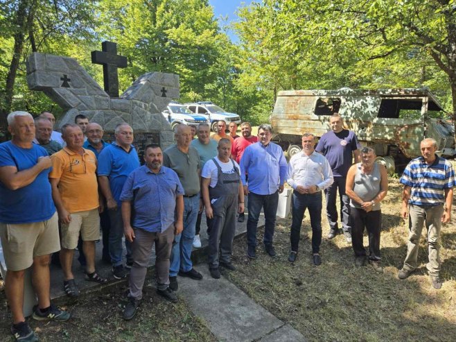 Лопаре - Спроведена је акција уређења споменика погинулим борцима Лопаре - Спроведена је акција уређења споменика погинулим борцима - Фото: Уступљена фотографија