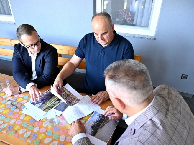 Саво Минић у посјети породици Миће Бојанића Саво Минић у посјети породици Миће Бојанића - Фото: Уступљена фотографија
