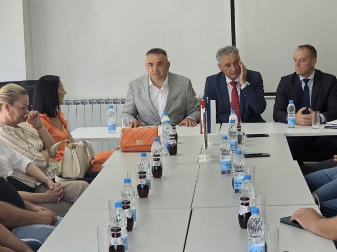 Минић са дјецом погинулих бораца Минић са дјецом погинулих бораца - Фото: РТРС