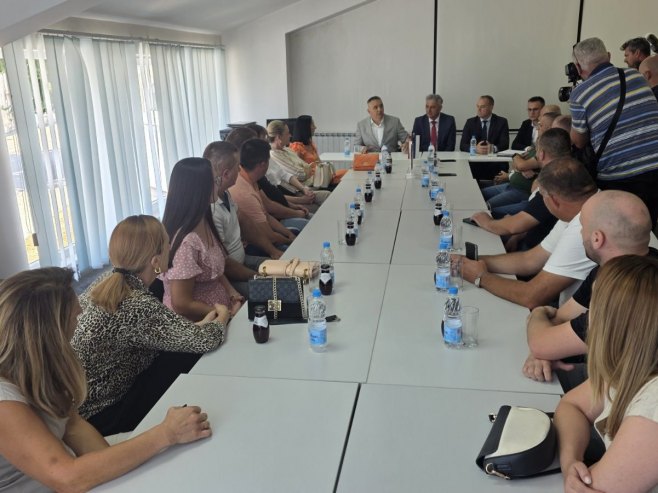 Минић са дјецом погинулих бораца Минић са дјецом погинулих бораца - Фото: РТРС