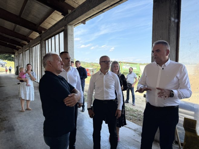 Минић посјетио пољопривредно газдинство Дејана Симића Минић посјетио пољопривредно газдинство Дејана Симића - Фото: РТРС