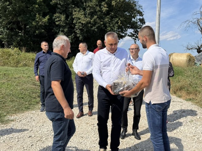 Минић посјетио пољопривредно газдинство Дејана Симића Минић посјетио пољопривредно газдинство Дејана Симића - Фото: РТРС