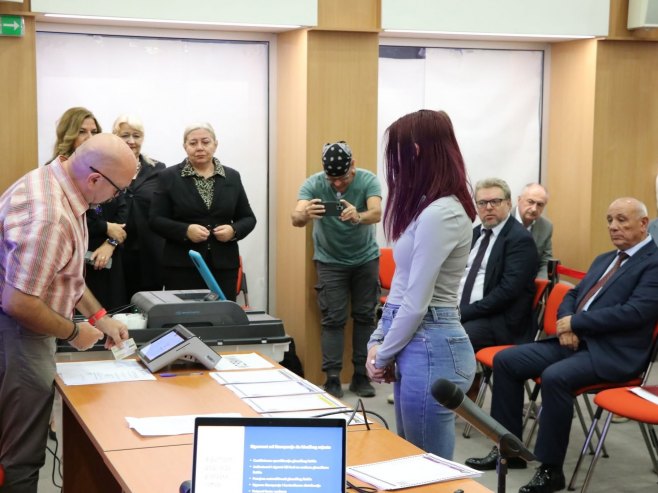 Презентација уређаја за биометријску идентификацију и аутентификацију бирача (фото: facebook.com/ CIK BiH) Презентација уређаја за биометријску идентификацију и аутентификацију бирача (фото: facebook.com/ CIK BiH) -