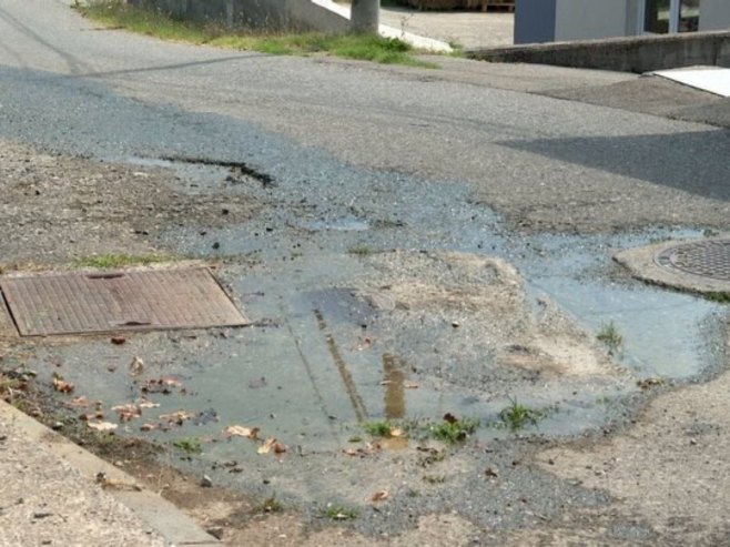 Изливена вода из градског водовода на улицама Бањалуке Изливена вода из градског водовода на улицама Бањалуке - Фото: РТРС