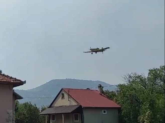 Ер трактор гаси пожар код Требиња Ер трактор гаси пожар код Требиња - Фото: РТРС