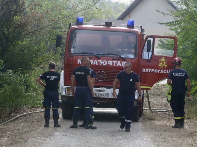 Хеликоптери и ватрогасци из Румуније гасе пожар у Делиблатској пешчари (ФОТО) Хеликоптери и ватрогасци из Румуније гасе пожар у Делиблатској пешчари (ФОТО)