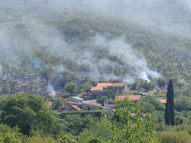 Ватра око кућа у селу Кремени До Ватра око кућа у селу Кремени До - Фото: РТРС
