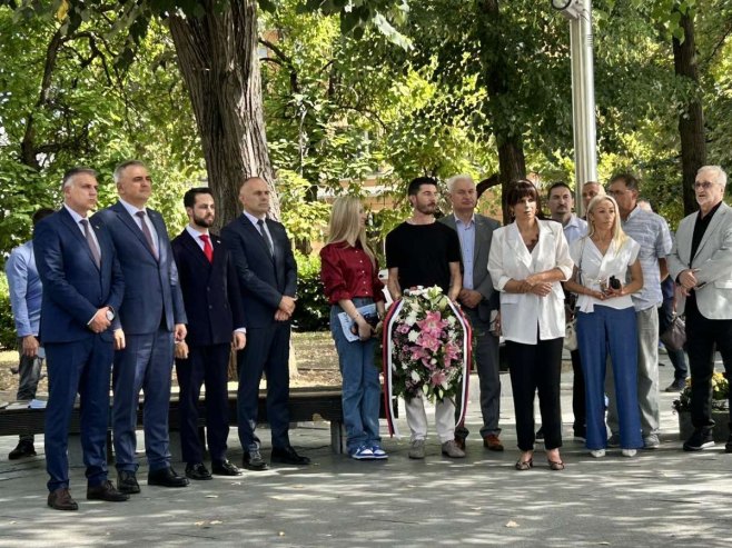 Полагање вијенаца на споменик Петру Кочићу Полагање вијенаца на споменик Петру Кочићу - Фото: РТРС