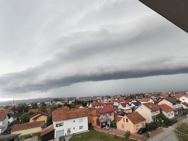 Shelf cloud - градоносни облак у Приједору Shelf cloud - градоносни облак у Приједору - Фото: РТРС