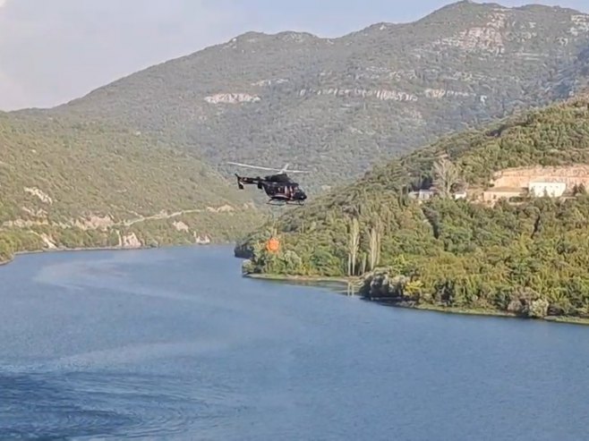 Крак пожара на Зупцима код Требиња тренутно је стабилан Крак пожара на Зупцима код Требиња тренутно је стабилан - Фото: РТРС