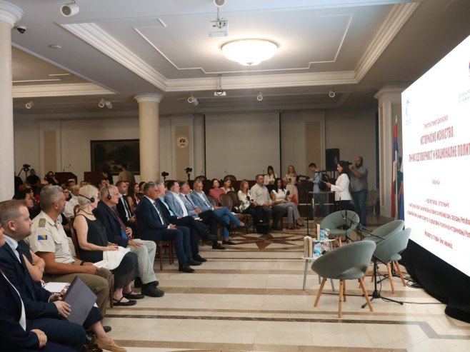 У Бањалуци је представљена књига "Јонијева посљедња битка: Операција спасавања у Ентебеу, 1976" У Бањалуци је представљена књига "Јонијева посљедња битка: Операција спасавања у Ентебеу, 1976" - Фото: ZIPAPHOTO/Borislav Zdrinja