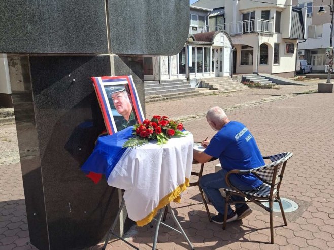 Шамац-отворена књига жалости поводом смрти генерала Младића Шамац-отворена књига жалости поводом смрти генерала Младића - Фото: СРНА
