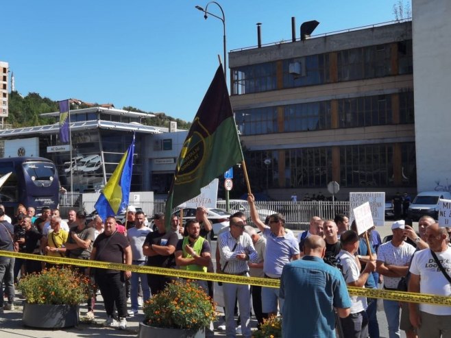 Рудари стигли на протест испред Владе ФБиХ Рудари стигли на протест испред Владе ФБиХ