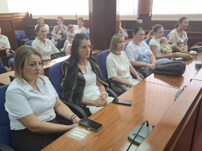Мркоњић Град подјела картица Мркоњић Град подјела картица - Фото: РТРС