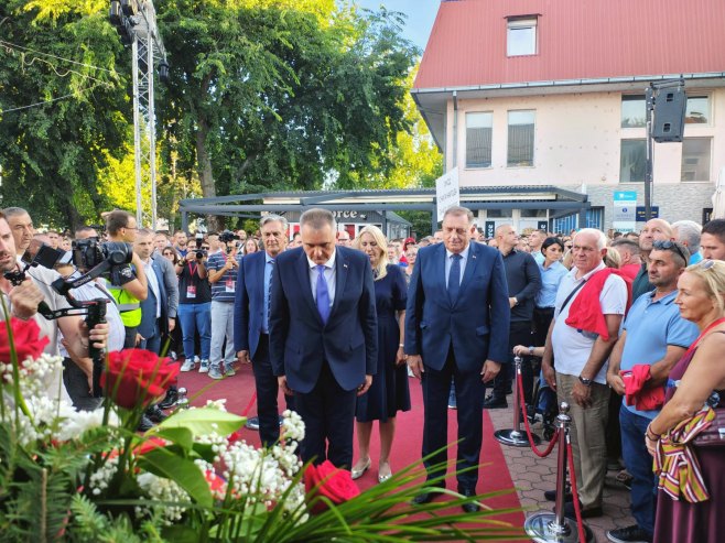 Шамац - полагање вијенаца Шамац - полагање вијенаца - Фото: СРНА