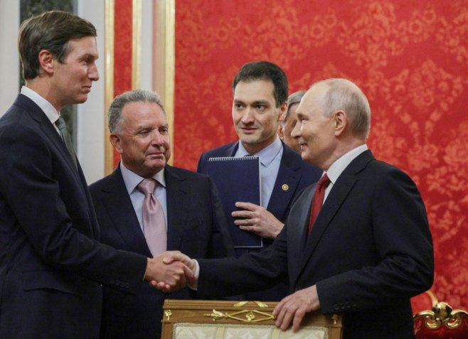 Владимир Путин, Стив Виткоф и Џаред Кушнер (фото: EPA/GAVRIIL GRIGOROV / SPUTNIK / KREMLIN / POOL) Владимир Путин, Стив Виткоф и Џаред Кушнер (фото: EPA/GAVRIIL GRIGOROV / SPUTNIK / KREMLIN / POOL) -