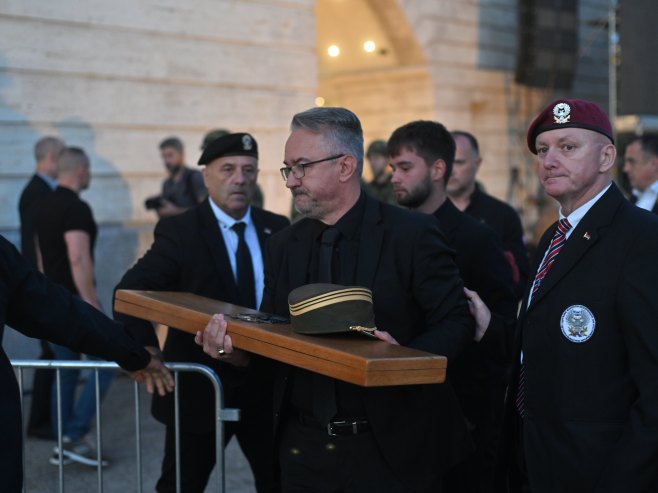 Дарко Младић донио очева одликовања (Фото: TANJUG/ OLIVER BUNIĆ) Дарко Младић донио очева одликовања (Фото: TANJUG/ OLIVER BUNIĆ) -