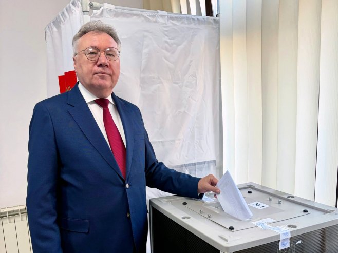Калабухов на гласању Калабухов на гласању - Фото: СРНА