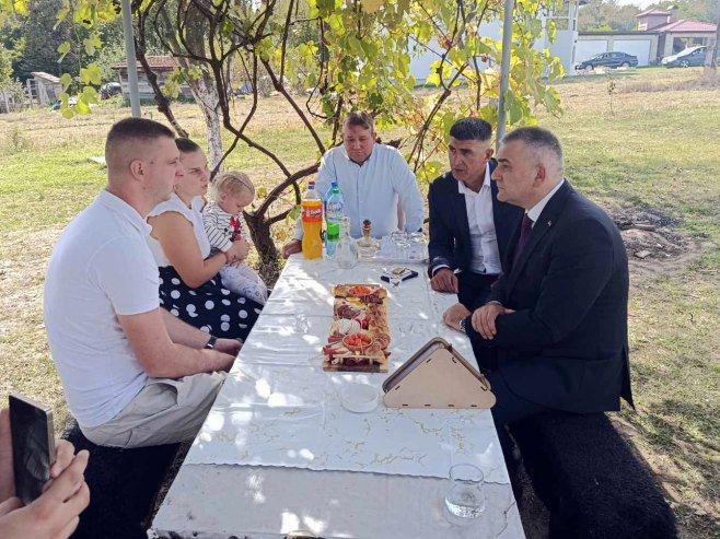 Минић посјетио породицу Трипковић у Осмацима Минић посјетио породицу Трипковић у Осмацима - Фото: СРНА
