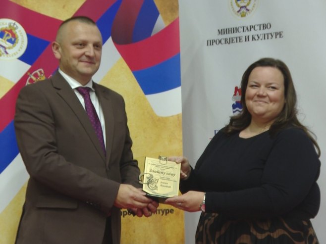 Јелени Вукотић уручена награда "Златна сова", а Бериславу Благојевићу "Совица" (ВИДЕО) Јелени Вукотић уручена награда "Златна сова", а Бериславу Благојевићу "Совица" (ВИДЕО)